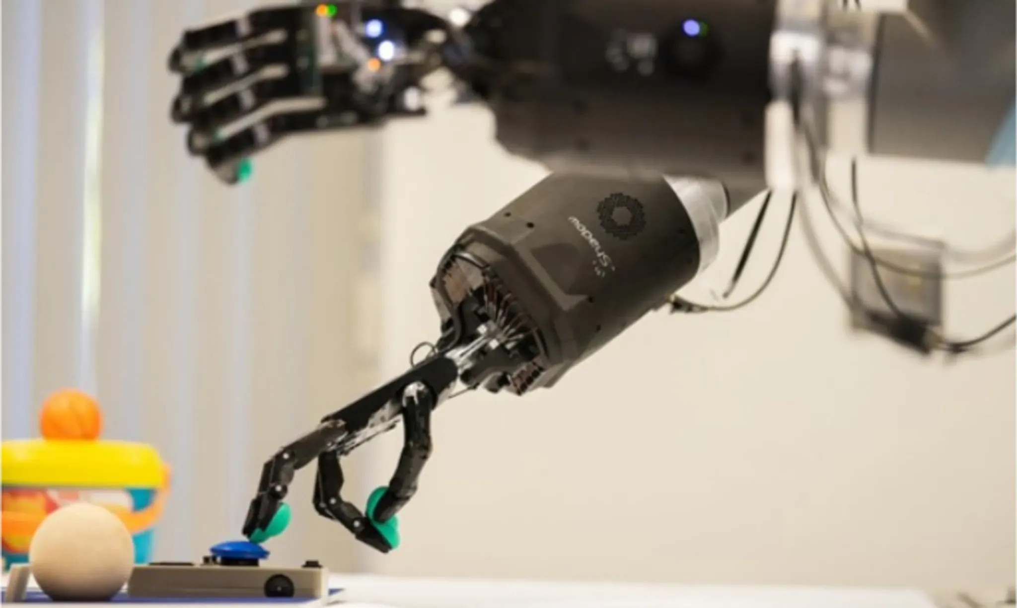 Shadow Robot灵巧机械手执行精细操作