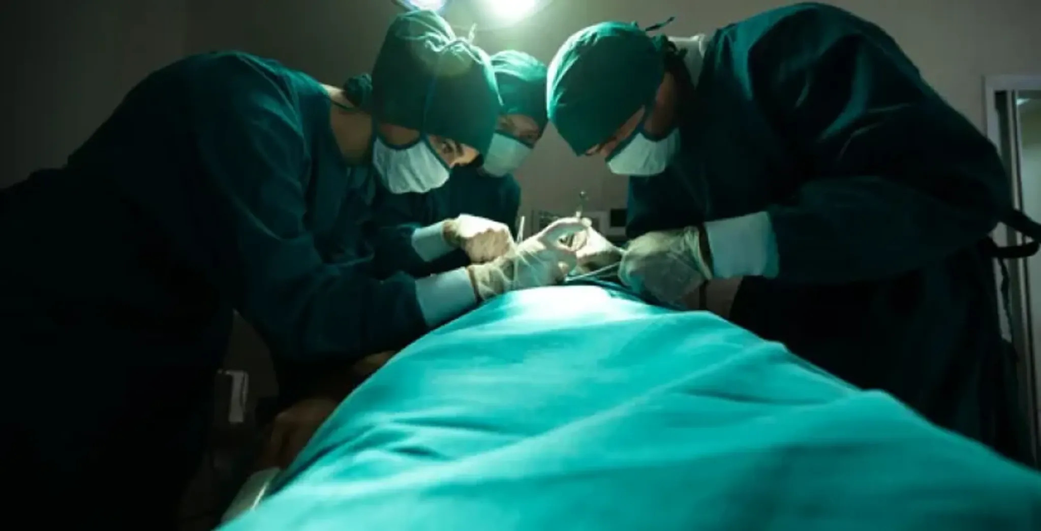 外科医生进行手术操作，展示SimSurgery培训应用场景